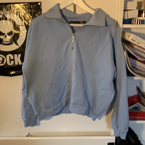 Blå tröja med dragkedja  - Blå tröja med dragkedja