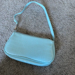  Krokodilmönster handväska axelväska  -  Jättefin och rymlig handväska Använd ett fåtal gånger från Gina trico , fråga om ni vill veta någonting annat och jag står inte för frakten men om ni är intresserade så tittar jag upp vad frakten är💕