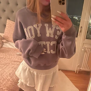 Sweatshirt  - Så söt sweatshirt från Bikbok. Knappt använd. Säljer då jag har bytt stil. Köparen står för frakten💞