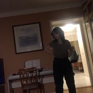 Snickarbyxor  - JÄTTECOOLA SNICKARBYXOR!!!! Mörkblåa och har flera flera fickor! Högmidjade och passar någon som är mellan 150-162cm skulle jag säga. Väldigt bekväma! Förlåt för inte de bästa bilderna