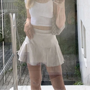 Kjol Zara - Säljer denna fina beiga kjol ifrån sara som är köpt i somras. Den har tyvärr blivit för liten för mig därför ja säljer den. Den är fortfarande i väldigt bra skick men använd ett fåtal gånger.