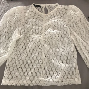 Söt blommig top - Så söt blommig top i spets från ginatricot 😍 endast använd en gång! 