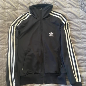 Adidas zip tröja  - Storlek 38 (men liten i storleken). Gott skick