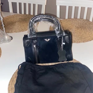 Zadig väska  - Säljer denna superfina zadig väska. Bra skick. Bandet medföljer ej <3 säljs för 1000kr. Om flera är intresserade blir det bud. Vill bli av med den så fort som möjligt. Går att köpa direkt för 1300kr.
