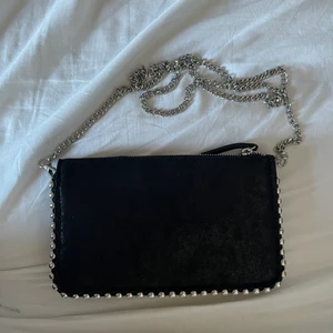 Väska Zara - jättefin svart väska ifrån Zara med silvriga detaljer på! Aldrig använd! Frakt tillkommer på 44kr!
