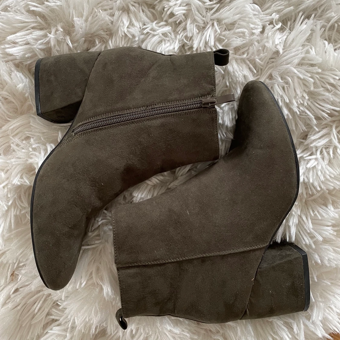 Storlek 39, grön, oanvända.