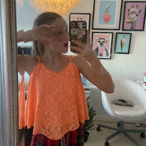 Neon rosa volang topp💐 - Neonrosa Volangtopp med mönster