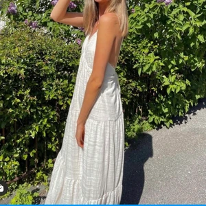Långklänning🌸💕 - Långklänning från Bikbok, storlek XS, köpt för 500kr🌸💕 frakten ligger på 66kr 🥰
