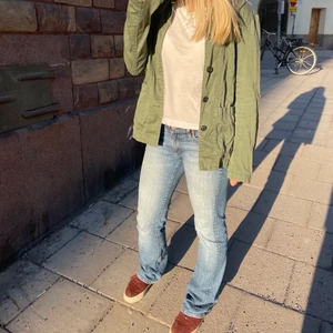 Vårjacka! - Säljer nu min favoritjacka i nyskick! En militärgrön, snygg och trendig vårjacka som passar till allt! Jag är 1,64 och den sitter perfekt! Köpt på HM för flera år sedan! Hör av dig för fler frågor! 
