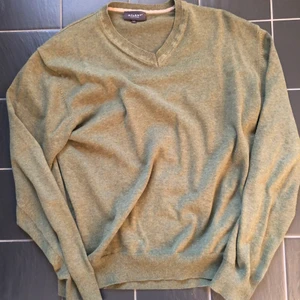 Tröja - jätte fin tröja till våren! i verkligheten är den mer grön. 50kr + frakt💕 skickar gärna bild på hur den sitter på om du är intresserad (från ATLANT)