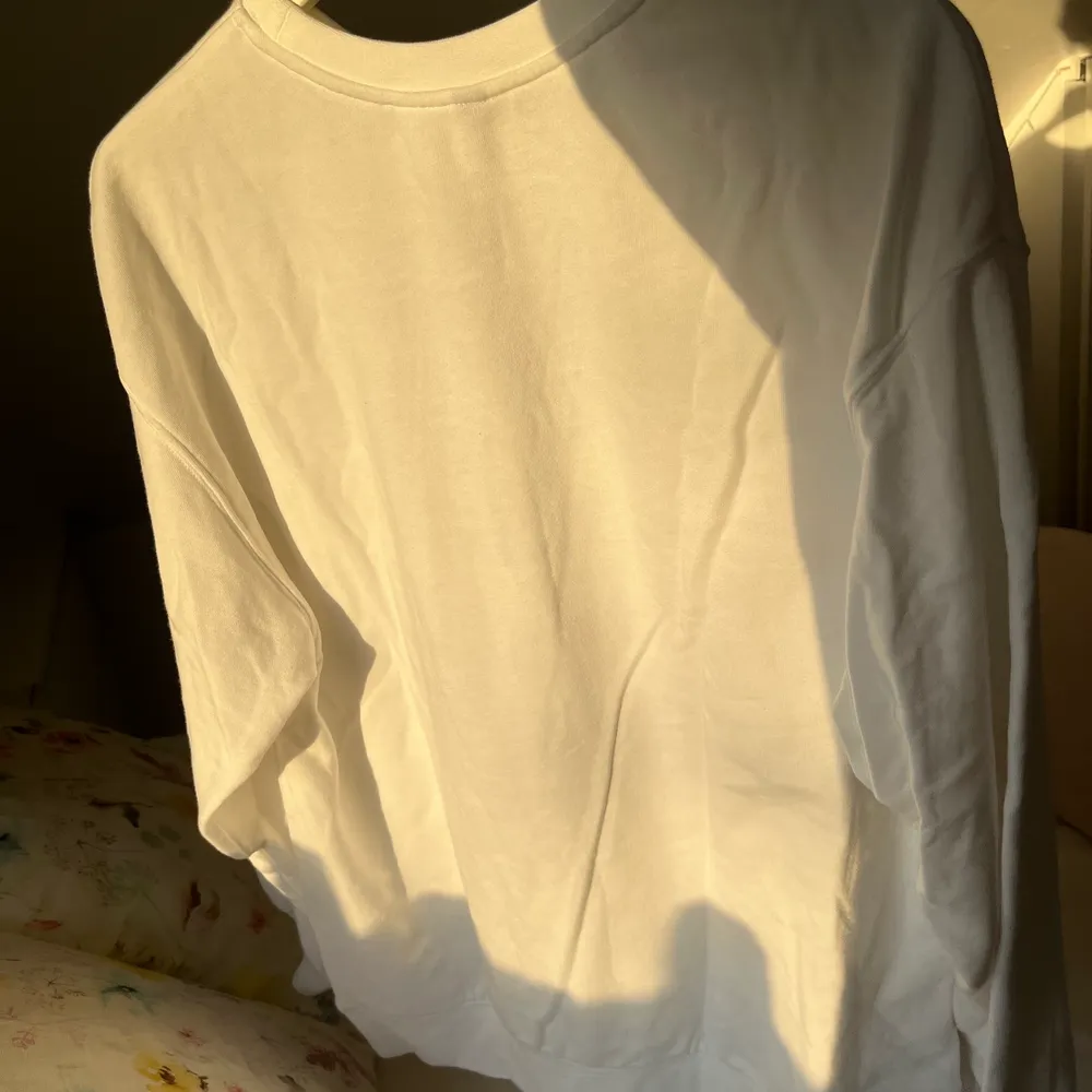 Superfin vit hoodie från hm. Använd en gång💞💓Köparen står för frakten💞💗. Tröjor & Koftor.