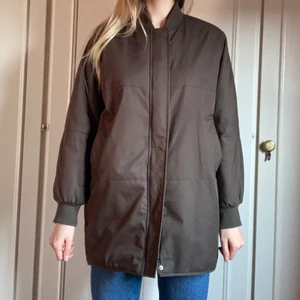Olivbrun lång bomberjacka - Perfekt vårjacka, varm men lätt! Från Zara ca 2010, nästan oanvänd! Svårt att göra den rättvisa på bild, men fantastiskt fin