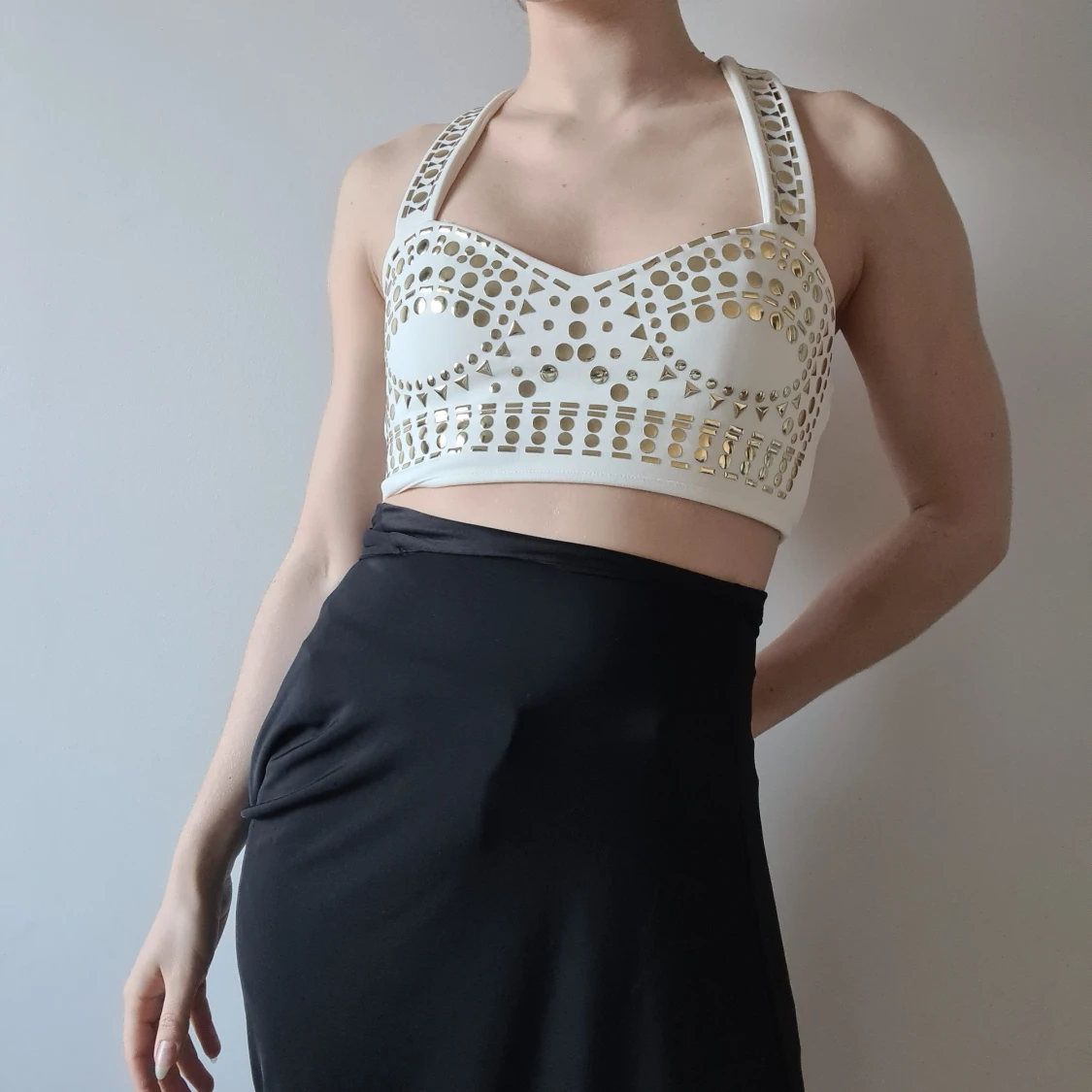 Vit bralette med guldiga nitar