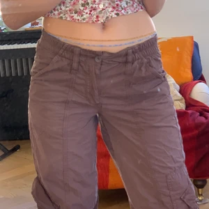 Cargo pants - Fina cargo pants som är lowwaist från Urban Outfitters slutsålda, i färgen brun, bra skick i storlek xs, pris kan diskuteras och beror på hur många som är intresserade.