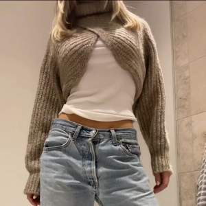 Säljer nu denna snygga stickade Zara turtleneck tröjan! Har använt den typ 1 gång så den är som ny! Perfekt nu till sommaren över en snygg topp eller klänning!🖤 Frakt ingår ej i priset!! (Lånade bilder av Alva Blomdahl)🖤