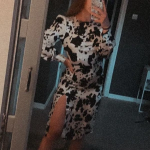 DRESS - En mönstrad klänning från boohoo med prislapp kvar! Uk10 men uppfattas som en 36a✨ 