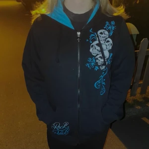 Hoodie Rock Rebel - Hoodie från Rock Rebel av EMP, den har utgått ur deras sortiment så går inte att köpa längre. Nypris 700kr. Köpt den i andra hand men har endast testat den och den är i perfekt skick! Storlek XXL men sitter som en L på tjejer. Frakt ingår men kan även mötas runtomkring Gbg/Mölndal/Kungsbacka!
