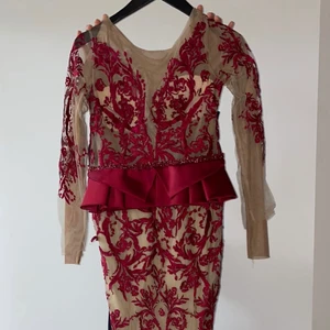 Klänning - Säljer min röda mermaid klänning som jag bara har använt 1 gång! Storlek S men passar mig som har XS