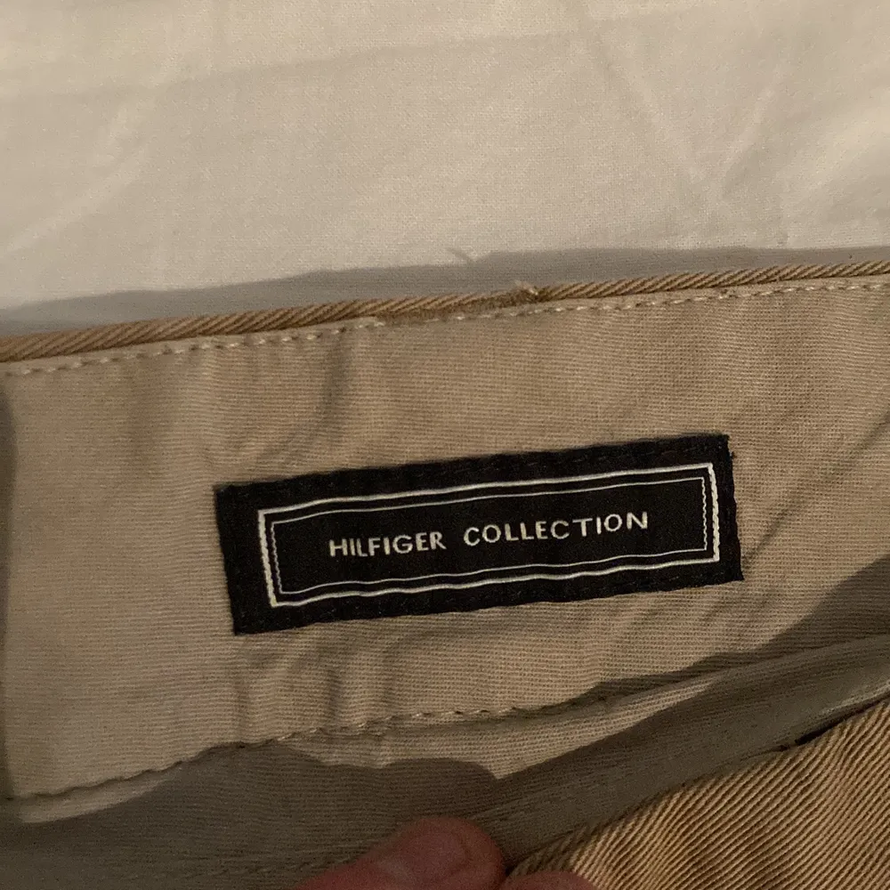 Tommy hilfiger collection work pants, riktigt schysst fit. Inköpta för 2400 tror jag. Använt skick men inga hål eller fläckar. 7/10. Jeans & Byxor.
