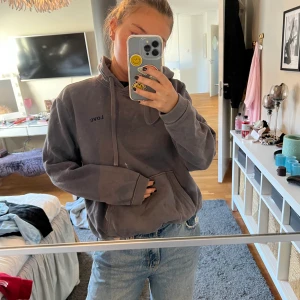 Hoodie  - Hoodie från hm med ett litet tryck på bröstet där det står love.