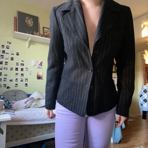 Snygg blazer - Min super snygga blazer från Twist & tango söker nytt hem!!! Den är i toppen skick och så snygg till typ allt!??💘💘💘 Hör av dig vid frågor eller funderingar! Kan mötas upp eller frakta! (Frakt kollas upp vid köp) Jag är 167 cm och brukar bära M