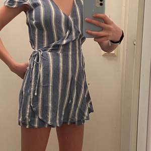 Så fin randig byxdress/playsuit från Hollister, passar så bra till sommaren! Storleken är xs, men den passar även dig som är en s. Den är sparsamt använd och i gott skick. Köparen står för frakten!⚡️