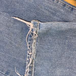 Ett par ljusa breda jeans, lite slitna på baksidan av benen. Storlek XS. Frakt betala av kunden och jag skickar med PostNord. Betalning sker via Swish, bara seriösa erbjudanden 