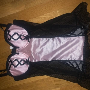 Rosa svart spetstopp - Korsettliknande top med spets💕 i storlek s-xs med kupa A, endast prövad! Köpare står för frakt 📦 