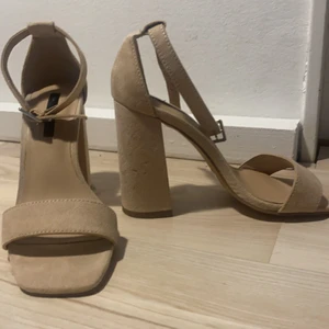 Klackskor!! - Beiga neutrala klackskor från Miss Selfridge, aldrig använda yta bara testade inomhus! Storlek 36