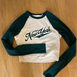 Pull&Bear topp strl S - Jättefin topp i en mörkgrön färg med tryck.💖