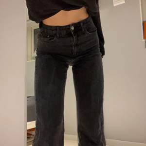 Långa utsvänga jeans, bra längd för mig som är 178cm