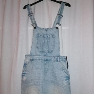 Jeansklänning / hängselklänning  - Söt jeansklänning med hängslen. Passar en S bäst dragkedja i sidan. Ger en fin form då den går in i midjan🌟