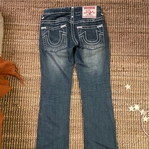 true religion jeans - true religion jeans storlek 26. 82 cm innerbenslängd och 82 i midjemått ungefär.