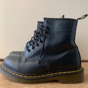 Säljer ett par DR. Martens black (air cushion soles) Ny priss 2000kr säljer den för 699kr. Original kartongen är slängd. Skorna är endas använda 2-3 gånger. Kommer tyvärr inte inte sänka priset mindre än det. Köparen står för frakten. 🥰🥰🥰hör av dig för mer bilder. SKORNA ÄR I STORLEK : 37‼️