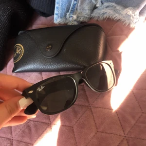 Ray ban glasögon  - Dessa e fett fina ändån dom passar Brevid allt typ och Dome sånna lätta men jag har inte använt dom så mke 