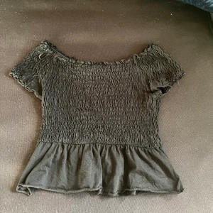 Fin topp - Säljer min topp från ginatricot, då den ej används längre. Fint skick(hund i hemmet)