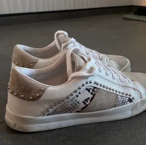 Zara skor - (BILDER TAGNA FRÅN FÖRRA ÄGAREN) jag säljer då dessa skor som är köpte på Plick för nån månad sen. Aldrig använda, då dom var för små, hör av dig vid intresse eller frågor🥰