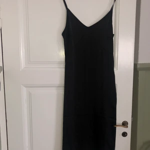 Lång svart klänning i silkesmaterial  - Aldrig använd! Prislapp kvar! Ordinarie pris 399kr