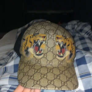 Gucci tiger keps - Säljer min Gucci keps för använde inte kvitto är tyvär bort tappat men de bara o legit cheka skick är 7/10 