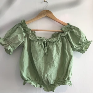 Sommarblus - Fin sommartröja från H&m i storlek 36. Säljer för 39 kr inklusive frakt (57 kr). ⭐️ Nyskick.