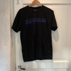 Napapijri T-shirt strl M - Använt 1 gång. Passar regular i storlek M. 