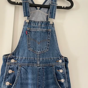 Levi’s hängselbyxor - Levi’s loose overall strl XS i väldigt bra skick, använt fåtal ggr i blå. Frakt tillkommer. ✨ nypris ca 1300kr