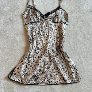 Asball slipdress i leopardmönster!! - Supercool och fin slipdress med leopardmönster från H&M!!❤️⚡️Justerbara band så skulle säga att den passar XS/S/M!!