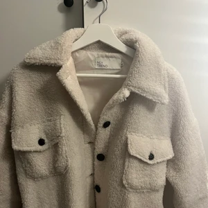 Teddy kappa - Säljer min vita teddy jacka som går under rumpan, den är som ny! Skriv privat för bättre bilder 