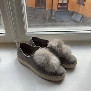 Steve Madden skor - Grå Sneakers med små bollar på från Steve madden (köpta för 1000kr)