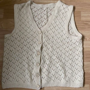 vintage väst - ur gulligt virkad väst som är vintage. i storlek S/M. köparen står för frakt 💚