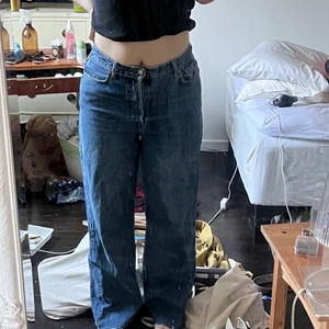 Baggy jeans! - Snygga Baggy högmidjade eller lågmidjade beroende på storlek!! De är 76cm i midjan!! Har klippt dem nertill men de är i jättebra skick!! Jag är 170cm och jag tror man kan ha dem om man är upp till 174cm!! Köpta på topshop för runt 400kr!❤️