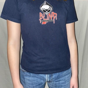 Blå t-shirt, Blind reaper skateboards - Mörkblå t-shirt från Blind reaper skateboards. Storlek S. Nyskick