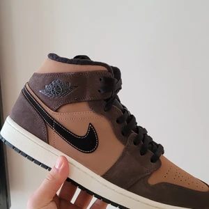 Jordan 1 Mid Earth Tone - Jordan 1 Mid Earthtone i storlek 43. Laceswap gjord från reflective till svarta. Cond -dswt, kvitto och referenser finns!