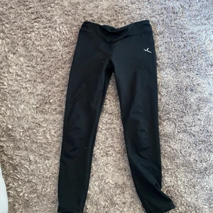  Ett par träningsbyxor  -  Ett par träningsbyxor, har aldrig använt dem.